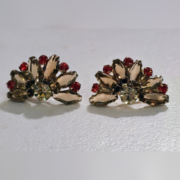 Juliana Hexagon Clip Earrings - Verified - Picture 4 of 7